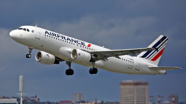 Airbus A320 (F-HBNB) - Take-off -bord de piste-