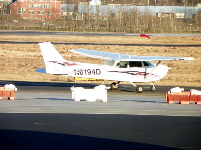 Cessna Skyhawk (N6194D) - Portland International Jetport, Maine.  Taxiing to RWY 36 on January 10, 2011.