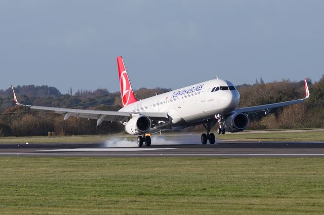 Airbus A321 (TC-JTJ) - THY1993 landing after the flight from Istanbul.