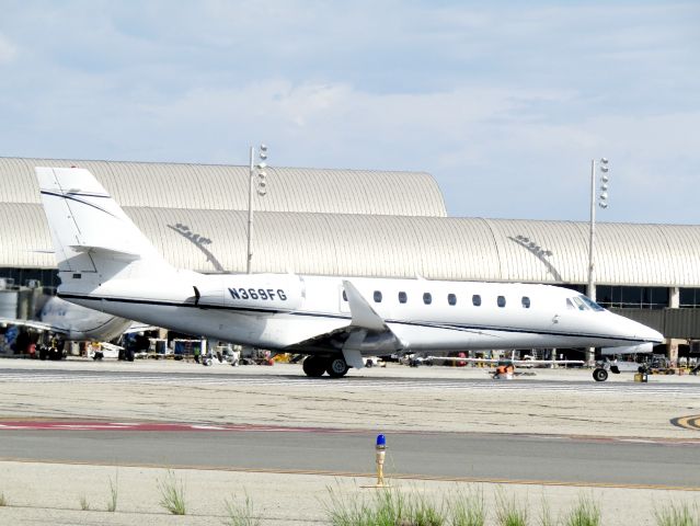 Cessna Citation Sovereign (N369FG) - Lining up on RWY 20R 