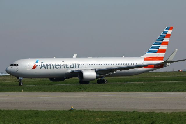 BOEING 767-300 (N39367) - AAL Flt.41 taxiing just before a flight to ORD