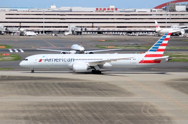 Boeing 787-9 Dreamliner (N828AA)