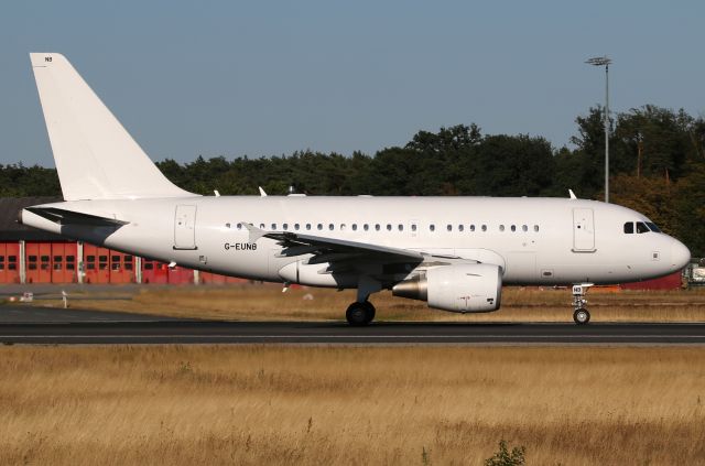 Airbus A318 (G-EUNB)