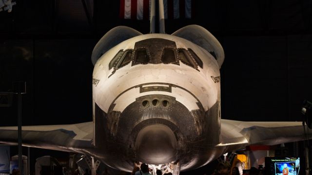 — — - Space shuttle Discovery on display at Udvar-Hazy Center, Smithsonian National Air and Space Museum (washington dulles airport - IAD).