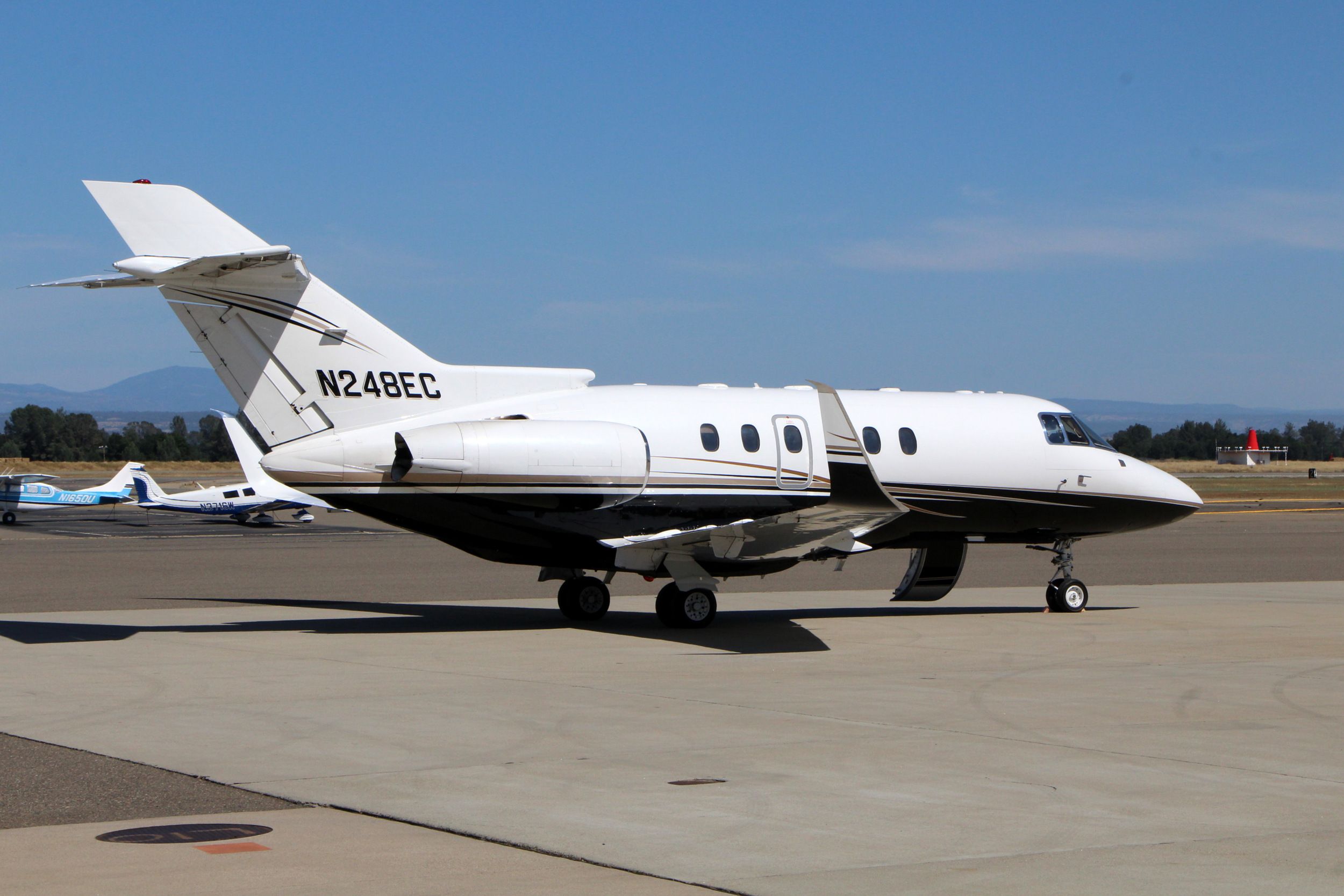 Hawker 800 (N248EC) - KRDD - June 2, 2016 - former USA President Bill Clinton is in town today for a speech at 715pm at Shasta College.