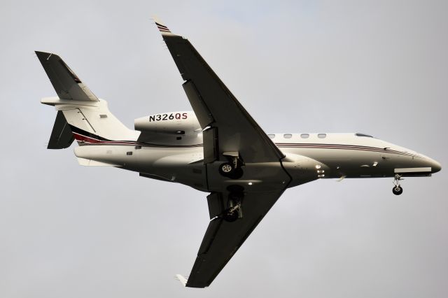 Embraer Phenom 300 (N326QS)