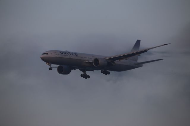 BOEING 777-300ER (N2332U)