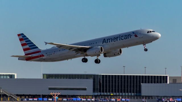Airbus A321 (N545UW) - American Airlines A321 taking off from PHX on the morning of 6/14/2022. Taken with a Canon 850D and Canon 75-300mm lens.