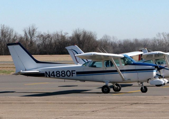 Cessna Skyhawk (N4880F) - At Downtown Shreveport.