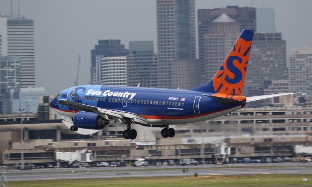 Boeing 737-700 (N713SY)