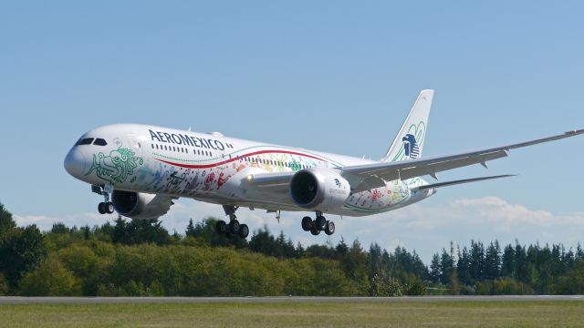 Boeing 787-9 Dreamliner (XA-ADL) - BOE676 on short final to Rwy 34L to complete a B1 flight on 9/21/16. This is the first Boeing 787-9 for AMX.