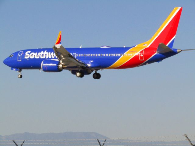 Boeing 737 MAX 8 (N8885Q) - Landing RWY 30