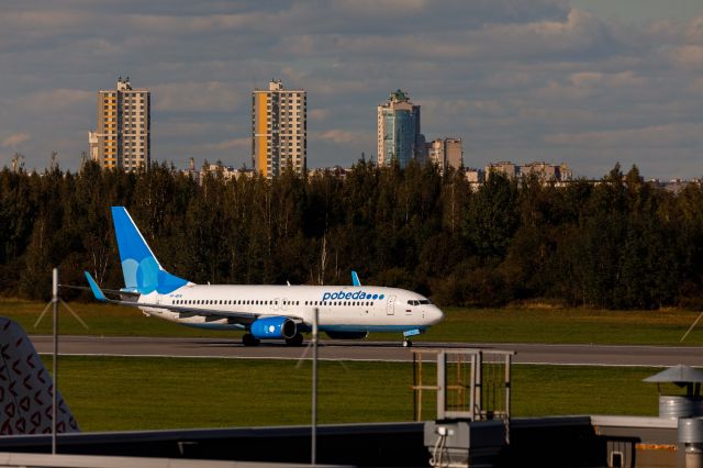 Boeing 737-700 (VP-BFB)
