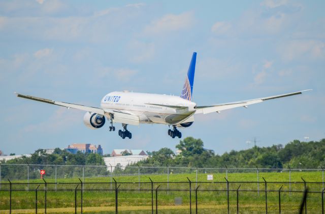 BOEING 777-300 (N2644U)