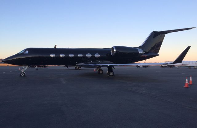 Gulfstream Aerospace Gulfstream IV (N212JE) - Black Beauty ! 3rd ever upload of N212JE on FlightAware.Com
