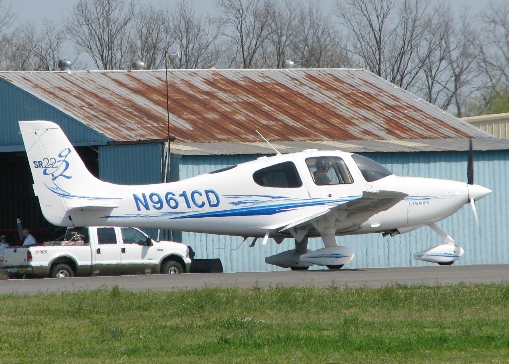 Cirrus SR-20 (N961CD) - Rolling down runway 14 at Downtown Shreveport.