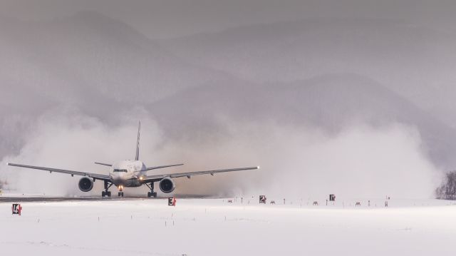 Boeing 777-200 (JA703A) - All Nippon Airways / Boeing 777-281br /Jan.11.2016 Hakodate Airport [HKD/RJCH] JAPAN