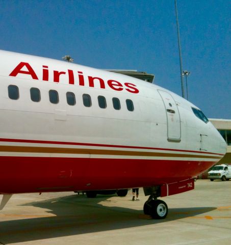 BOEING 737-400 (N742VA)