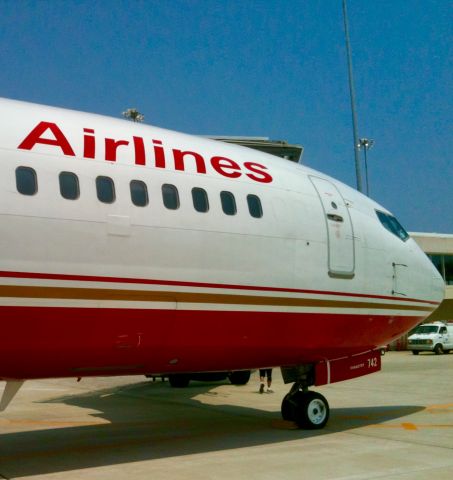 BOEING 737-400 (N742VA)