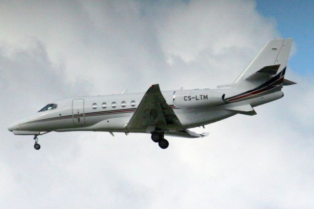 Cessna Citation Latitude (CS-LTM) - NetJets Europe Citation Latitude on short finals for rwy 24 on 13-Mar-20 arriving from LOWS as NJE6EQ.