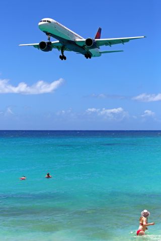 Boeing 757-200 (N6710E) - 27/03/2015 .Saint Martin. Atterrissage au dessus de Maho Beach.