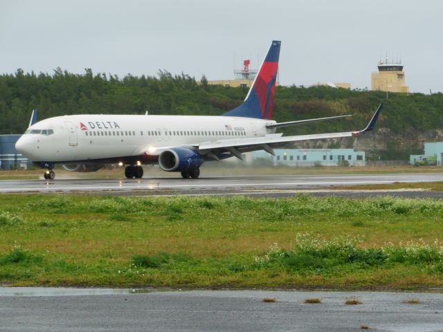 Boeing 737-700 (N386DA) - DL561 from KBOS wet arrival.