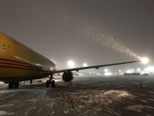 BOEING 737-400 (N305GT) - Blocking in in the snowfall