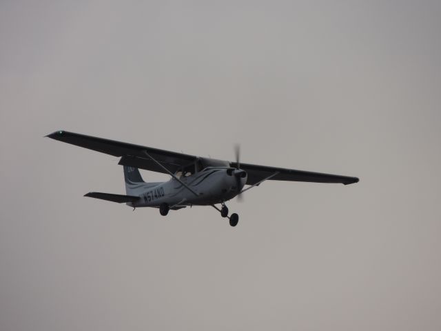 Cessna Skyhawk (N574ND) - Sioux 74 on short final for runway 35R.