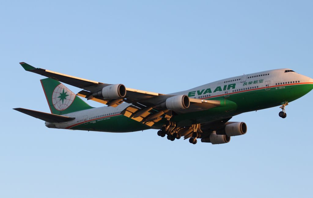 Boeing 747-400 (B-16412) - Eva Air BR10 Arrival at CYVR Runway 26R
