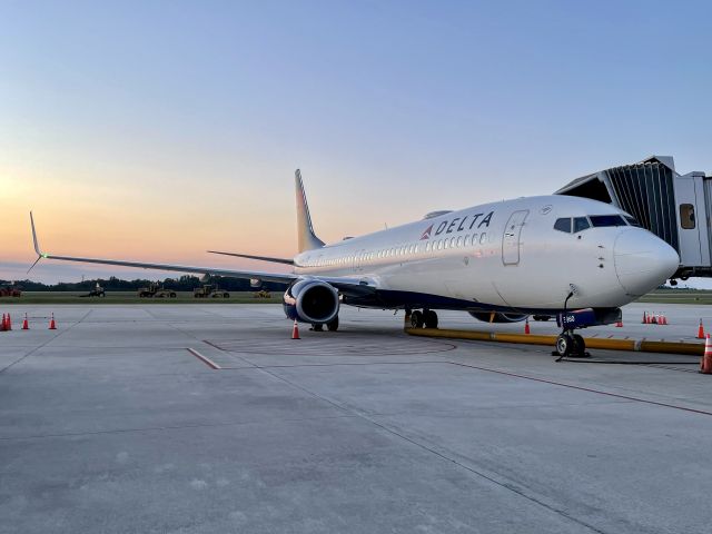 Boeing 737-900 (N860DN) - Absolutely beautiful evening!  9/29/21.