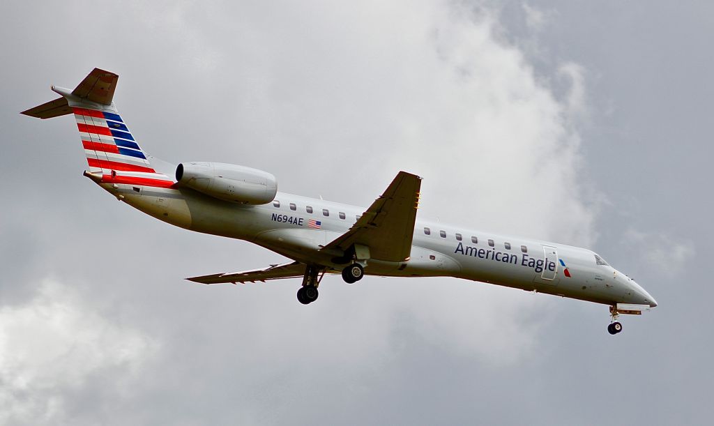 Embraer ERJ-145 (N694AE)