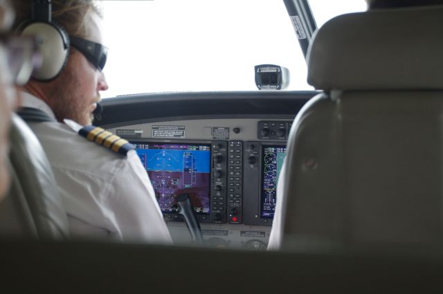 VN-B466 — - View of pilot and screen flight to Halong bay.