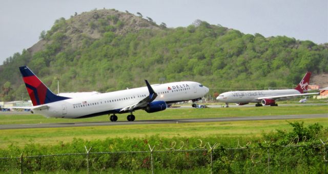 Boeing 737-900 (N842DN)