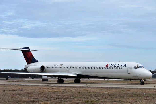 McDonnell Douglas MD-88 (N948DL) - Taxiing towards the end of RWY 5 before heading to ATL