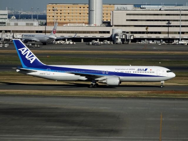 BOEING 767-300 (JA8670)