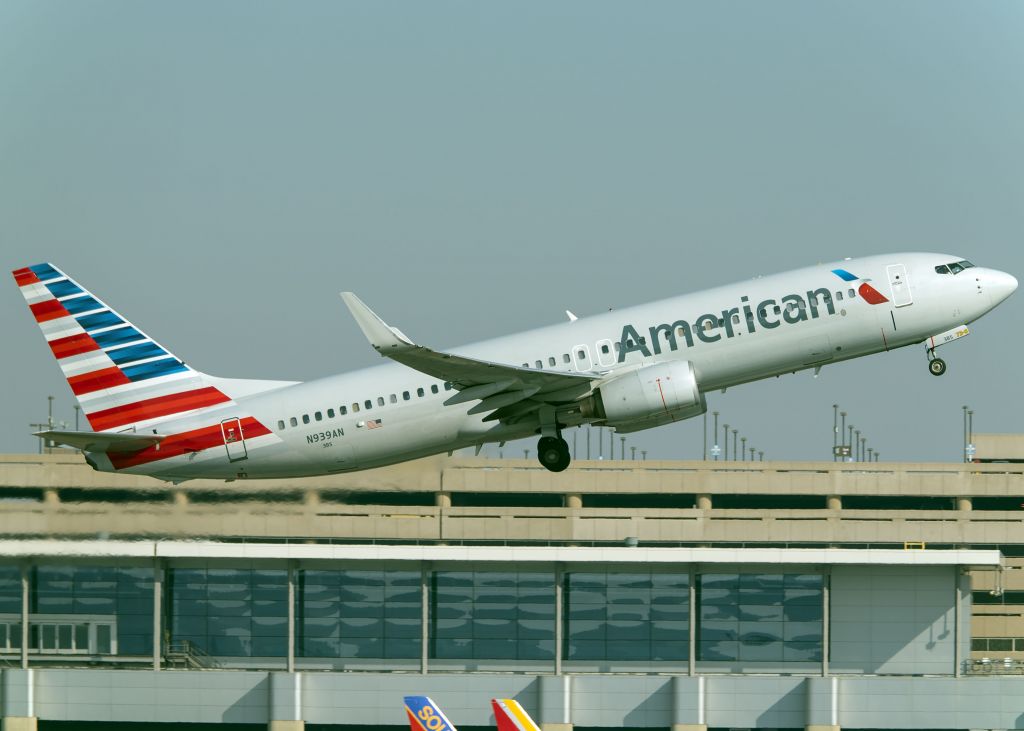 Boeing 737-800 (N939AN)