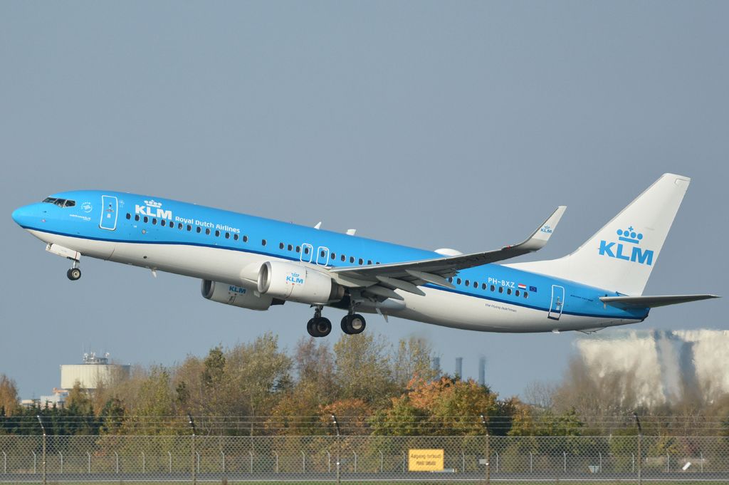Boeing 737-800 (PH-BXZ) - St. Magleby RWY22R