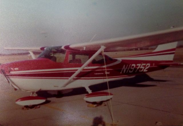 Cessna Skyhawk (N19752) - Vintage picture of N19752 that I took back in Feb of 1975. (Scanned from a picture.)