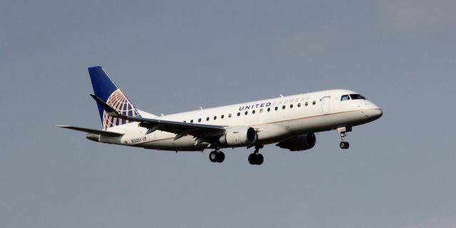 Embraer 170/175 (N130SY)