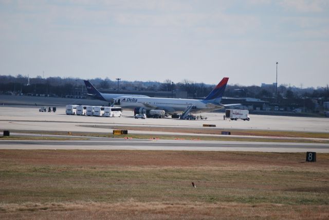 BOEING 767-300 (N139DL) - New Orleans Saints unloading for their short trip to the hotel for their week 17 game against the Carolina Panthers - 1/2/10