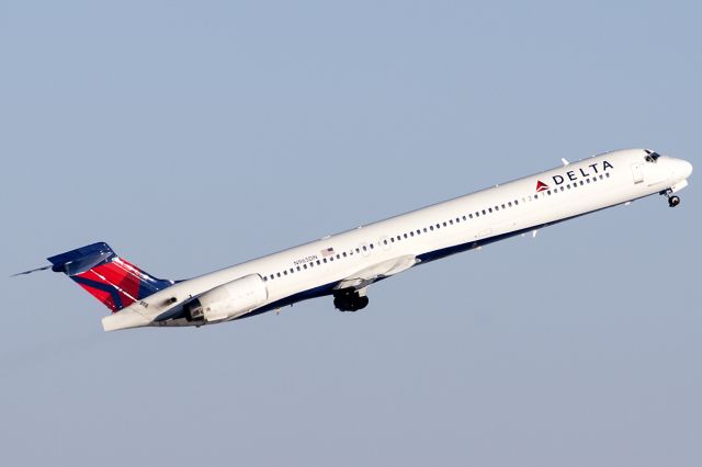 McDonnell Douglas MD-90 (N965DN)