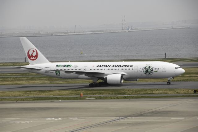 Boeing 777-200 (JA8984) - Taxing at Haneda Intl Airport on 2012/04/10 "Sky Eco"