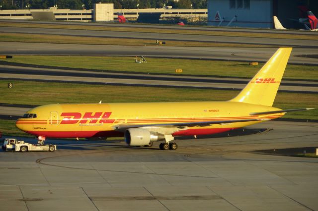 BOEING 767-200 (N650GT) - DHL (Operated By Atlas Air Inc.) 767-200F 10/11/13