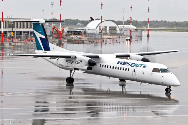 de Havilland Dash 8-400 (C-FWQE)