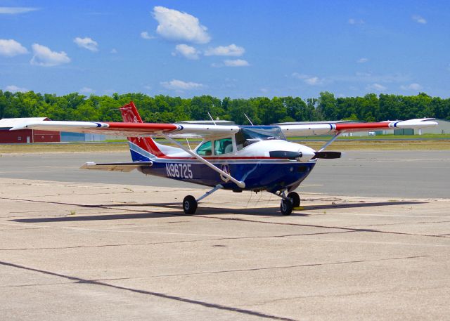 Cessna Skylane (N96725) -  At Downtown Shreveport.