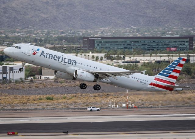 Airbus A321 (N562UW)