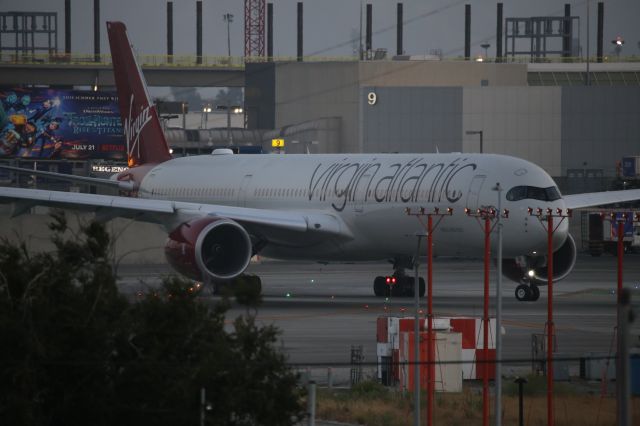 Airbus A350-1000 (G-VRNB)