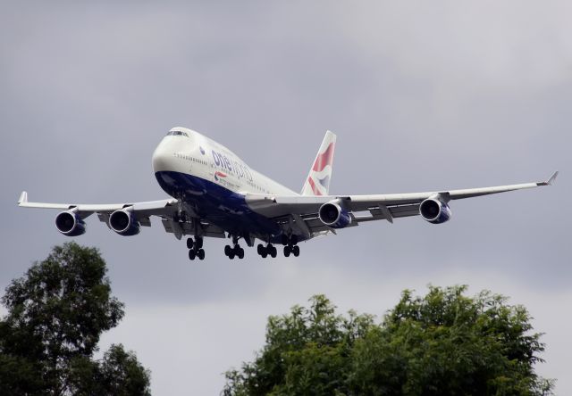 Boeing 747-400 (G-BNLI)
