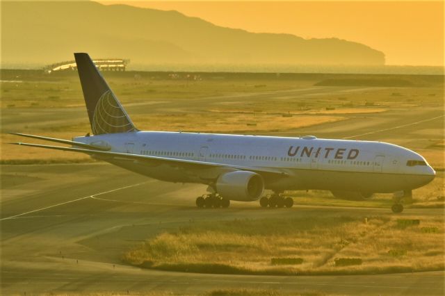 Boeing 777-200 (N798UA)