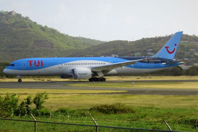 Boeing 787-9 Dreamliner (G-TUIO)